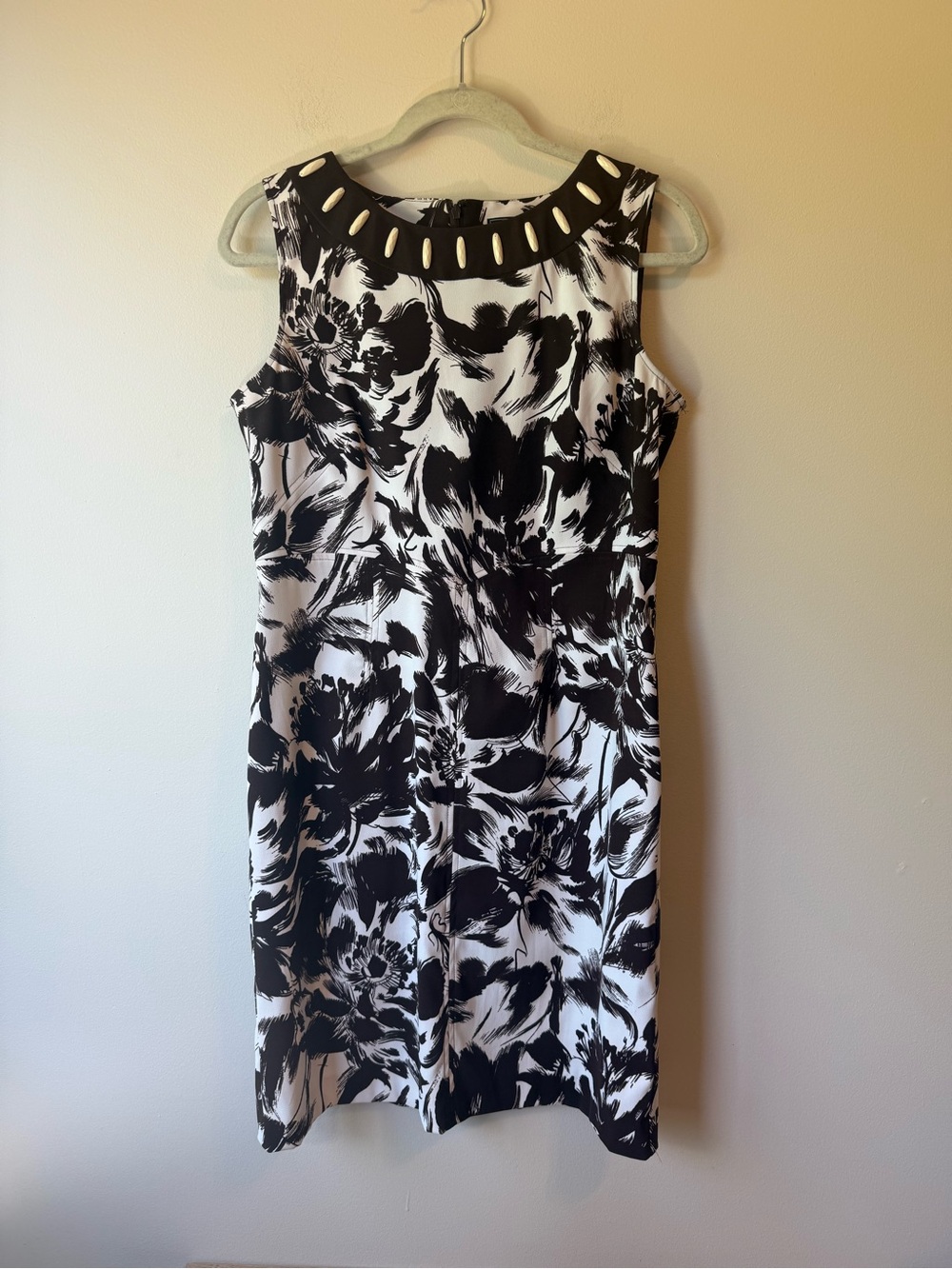 Jessica Howard Sheath Dress 10 Brown White Floral Sleeveless Beaded Neckline